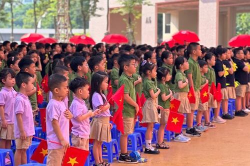 Thầy trò cả nước vượt nắng thắng mưa khai giảng thành công