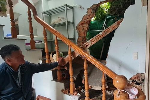 Di dời khẩn cấp 5 hộ dân khỏi khu vực nguy cơ sạt lở ở Đà Lạt