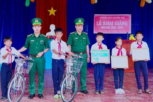 BĐBP tỉnh Cà Mau đồng hành cùng các em học sinh khu vực biên giới đến trường