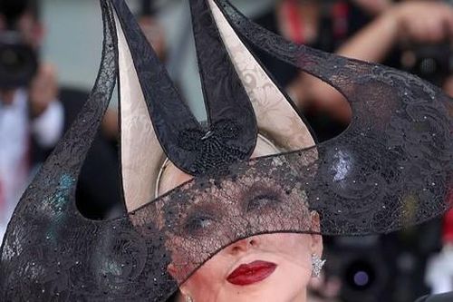 Lady Gaga diện đồ kỳ quái đến Venice