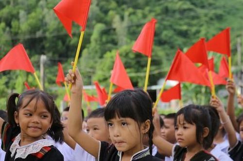 Học sinh đồng bào Cơ Tu bỡ ngỡ khi đến điểm trường mới