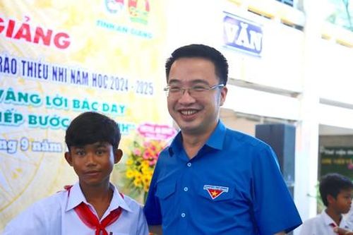 Bí thư T.Ư Đoàn Nguyễn Tường Lâm dự lễ khai giảng, trao học bổng tại An Giang