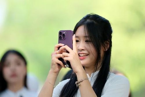 Nữ sinh trường Bưởi rạng rỡ trong ngày khai trường