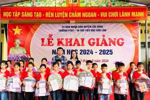 Lạng Sơn: Hỗ trợ nhiều phần quà cho học sinh vào năm học mới
