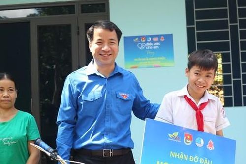 'Có lẽ con là người hạnh phúc nhất trong lễ khai giảng năm học mới này'