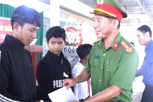 Những suất học bổng ý nghĩa trong ngày khai giảng ở Đắk Lắk