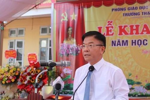 Phó Thủ tướng Lê Thành Long dự khai giảng năm học mới tại trường vùng cao Hòa Bình
