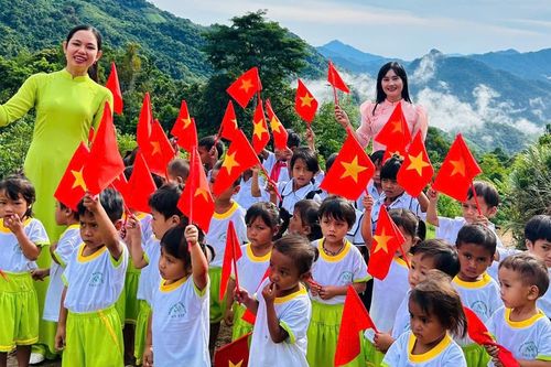 Lễ khai giảng 'ba không' của 33 học sinh giữa núi rừng