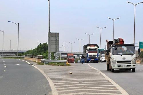 Trường hợp nào người lái xe được đè vạch xương cá khi lưu thông?