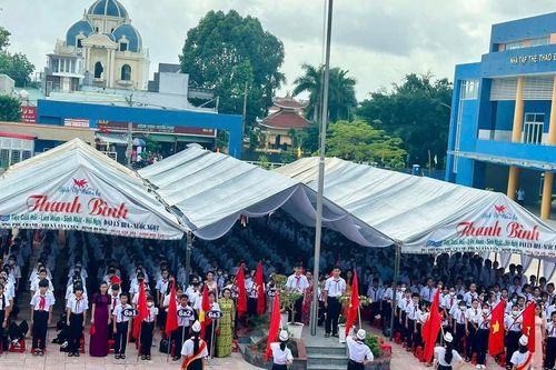 Nhiều học sinh ở Bình Dương ngậm ngùi vì không được dự khai giảng