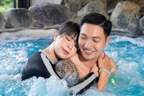 Mạnh Trường khoe ảnh ngọt ngào với vợ, Bảo Thanh e ấp bên chồng