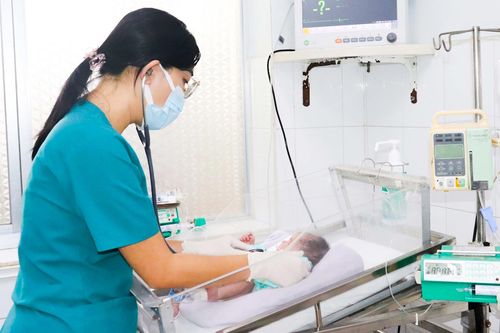 Cắt bỏ nhiều đoạn ruột hoại tử, cứu sống thành công bé trai 4 ngày tuổi