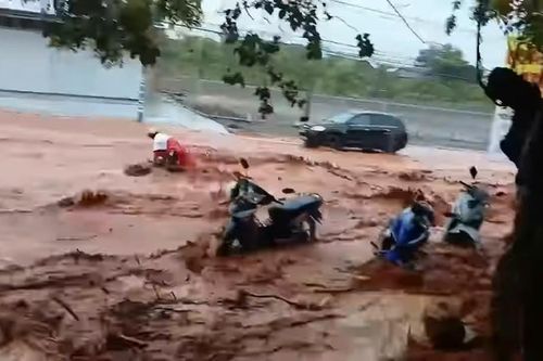 Lũ cát tràn xuống đường, cuốn trôi cô gái đi xe máy ở TP Phan Thiết