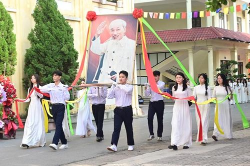 Học sinh thành phố Cảng rộn ràng bước vào năm học mới