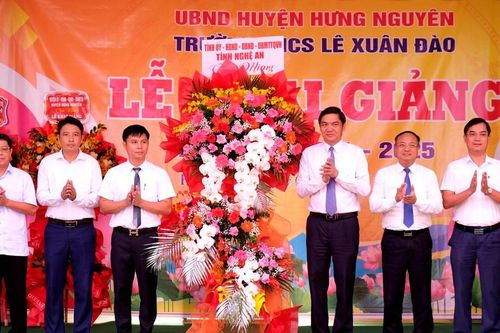 Phó Bí thư Tỉnh ủy Nghệ An Hoàng Nghĩa Hiếu dự lễ khai giảng tại Trường THCS Lê Xuân Đào (Hưng Nguyên)