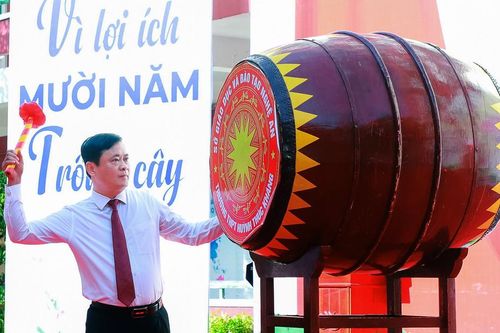 Bí thư Tỉnh ủy Nghệ An Thái Thanh Quý dự Lễ khai giảng tại Trường THPT Huỳnh Thúc Kháng