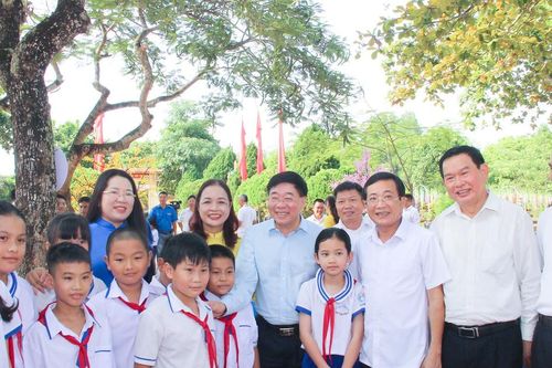 Đồng chí Nguyễn Văn Thông dự lễ khai giảng tại Trường Tiểu học Nghĩa Hồng, huyện Nghĩa Đàn