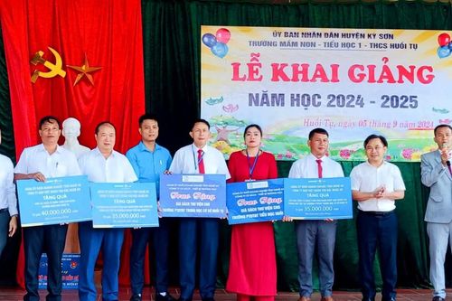 Đảng ủy Khối Doanh nghiệp tỉnh trao quà học sinh Kỳ Sơn nhân dịp năm học mới