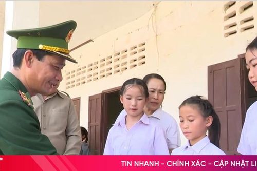 Tiếp sức học sinh nghèo vùng biên Hà Tĩnh và tỉnh giáp Lào đến trường