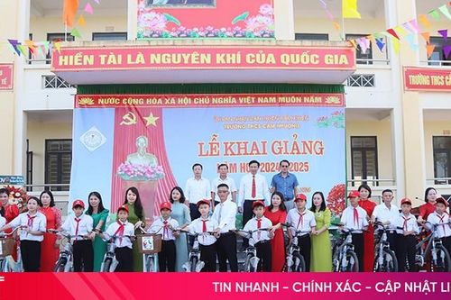 Trao 33 xe đạp cho học sinh có hoàn cảnh khó khăn ở Cẩm Xuyên