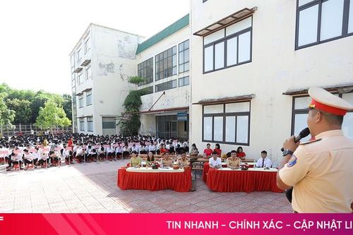 CSGT Hà Tĩnh tuyên truyền an toàn giao thông cho 1.200 học sinh