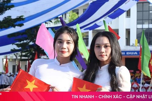 Nữ sinh Hà Tĩnh duyên dáng trong ngày khai trường
