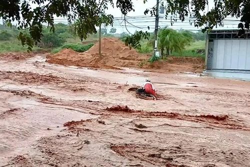 Video mưa lũ cuốn trôi cả người và xe máy ở Phan Thiết
