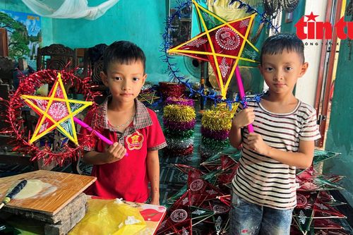 Làng đèn ông sao Báo Đáp (Nam Định) rộn ràng dịp Tết Trung thu