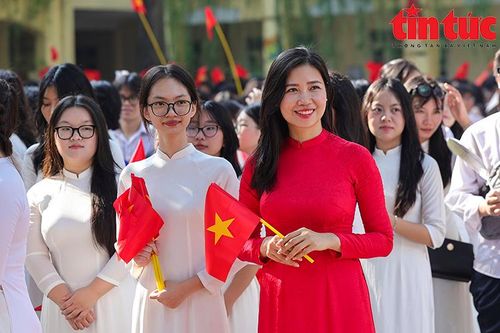 Nữ sinh rạng ngời trong tà áo dài dự khai giảng