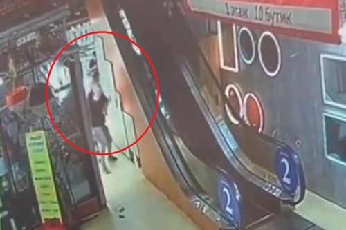 Clip: Người đàn ông cứu mạng bé trai rơi khỏi thang cuốn