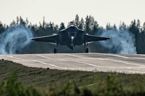 Cặp tiêm kích tàng hình F-35 thực hiện cuộc hạ cánh 'lịch sử'