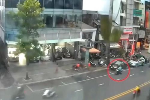 Clip: Khoảnh khắc người phụ nữ đi xe máy bị cành cây rơi trúng