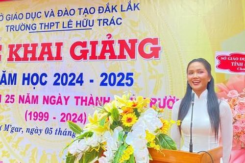 Hoa hậu H'Hen Niê truyền cảm hứng cho các học sinh dịp Khai giảng năm học mới