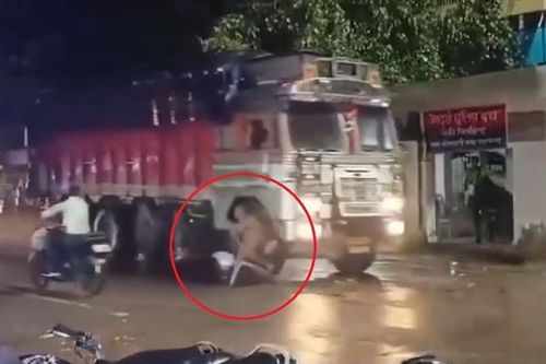 Say rượu mang ghế ra ngồi giữa đường, người đàn ông bị xe tải đâm trúng