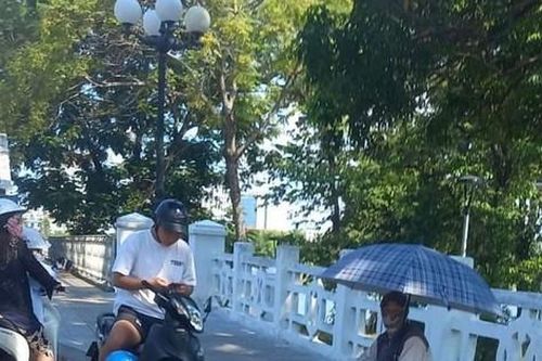 Làm rõ nam thanh niên bịt mặt ngồi trên lề đường để bán con rùa