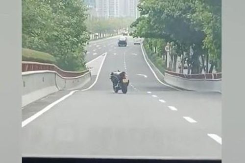 Clip: Xe phân khối lớn không người lái chạy băng băng trên phố