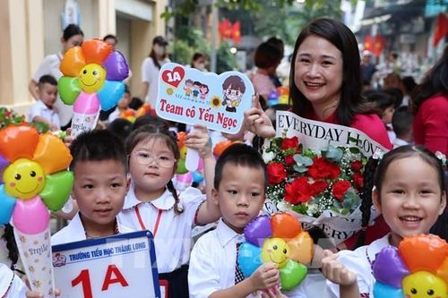 Thủ đô Hà Nội rộn ràng trong ngày 'Toàn dân đưa trẻ tới trường'