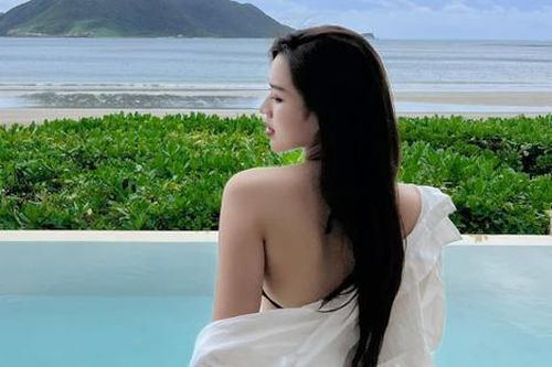 Hoa hậu Đỗ Thị Hà lại 'hở bạo', khoe tấm lưng trần nuột nà