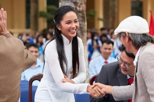 Hoa hậu H'hen Niê mặc áo dài trắng giản dị về trường cấp ba