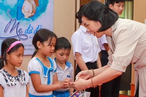 Quảng Nam: 'Mẹ đỡ đầu' trở thành những điểm tựa yêu thương, trách nhiệm cho trẻ mồ côi