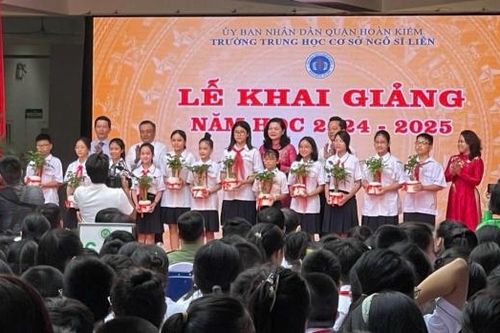 Chủ tịch UBND TP. Hà Nội trao tặng cây xanh cho Trường THCS Ngô Sĩ Liên nhân ngày khai giảng