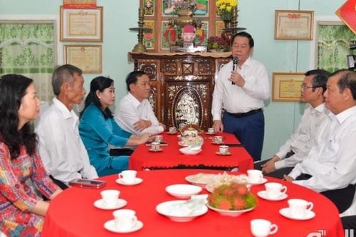 Trưởng Ban Tuyên giáo Trung ương thăm gia đình liệt sĩ từng dùng thân mình lấp lỗ châu mai