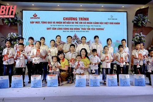 Gần 2.200 trẻ mồ côi, có hoàn cảnh đặc biệt khó khăn được tặng quà đầu năm học mới
