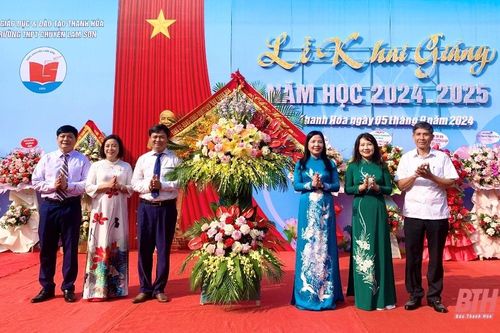 Trưởng Ban Dân vận Tỉnh ủy, Chủ tịch Ủy ban MTTQ tỉnh Phạm Thị Thanh Thủy dự lễ khai giảng năm học mới tại Trường THPT Chuyên Lam Sơn