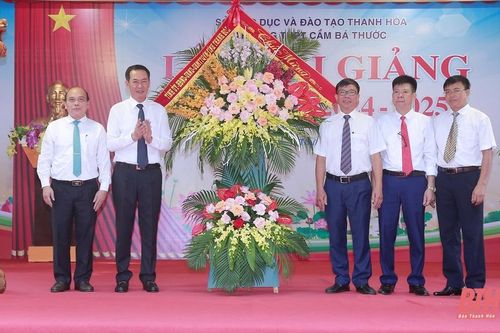 Phó Bí thư Tỉnh ủy Trịnh Tuấn Sinh dự lễ khai giảng năm học mới tại Trường THPT Cầm Bá Thước