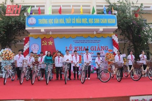 Hội Chữ thập đỏ tỉnh trao quà cho học sinh có hoàn cảnh khó khăn nhân dịp năm học mới