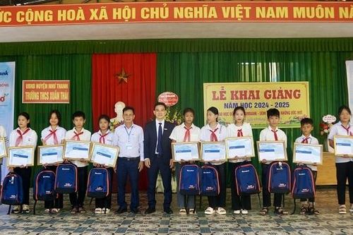 Sacombank trao học bổng 'Ươm mầm cho những ước mơ' tại Thanh Hóa