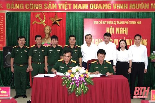 Bàn giao chức vụ Chỉ huy trưởng Ban CHQS thành phố Thanh Hóa