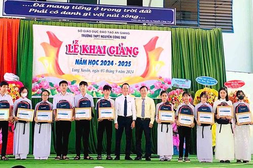 Sacombank dành 251,930 triệu đồng trao Học bổng 'Ươm mầm cho những ước mơ' tại tỉnh An Giang