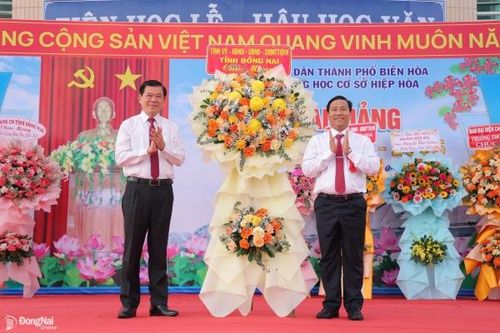 Bí thư Tỉnh ủy Nguyễn Hồng Lĩnh dự khai giảng năm học mới tại Trường trung học cơ sở Hiệp Hòa